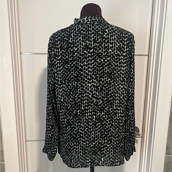Violet & Claire Black and White Blouse Size Medium - Picture 9 of 10